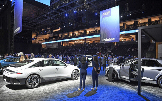 지난달 25일(현지시간) 미국 조지아 주 브라이언 카운티 전기차 전용 신공장 '현대자동차그룹 메타플랜트 아메리카'(HMGMA)' 인근의 서배너 '엔마켓 아레나'에서 진행된 기공식 2부 행사에서 조지아 지역주민들이 전시 차량을 관람하고 있다. 현대차그룹 제공